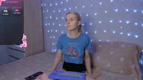 Snapshot of mailin_harrington chatting on 11.18.25 Your kitty online show from 11.18.25