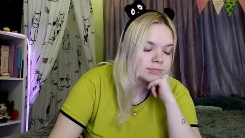 Snapshot of mairaspratlen chatting on 02.27.26 Karen online show from 02.27.26