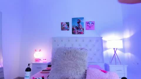 Snapshot of maithe_022 chatting on 05.19.26 mai online show from 05.19.26