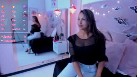 Snapshot of maiyajoness chatting on 10.25.25 maiyajoness online show from 10.25.25