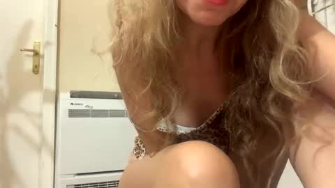 Snapshot of makemedanc chatting on 10.21.25 makemedanc online show from 10.21.25