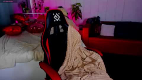 Snapshot of makima_lee chatting on 02.15.25 Makima online show from 02.15.25