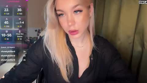 Snapshot of maksisisia chatting on 11.15.25 maksisisia online show from 11.15.25