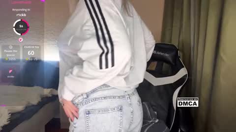 Snapshot of maksisisia chatting on 11.18.25 maksisisia online show from 11.18.25