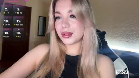 Snapshot of maksisisia chatting on 11.23.25 maksisisia online show from 11.23.25