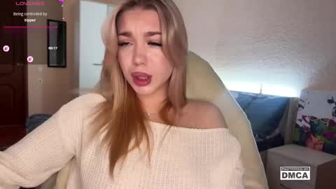 Snapshot of maksisisia chatting on 11.25.25 maksisisia online show from 11.25.25