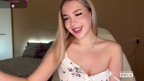 Snapshot of maksisisia chatting on 11.30.25 maksisisia online show from 11.30.25