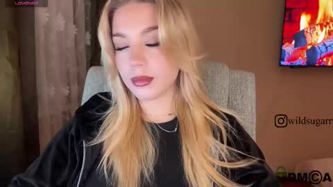 Snapshot of maksisisia chatting on 12.14.25 maksisisia online show from 12.14.25