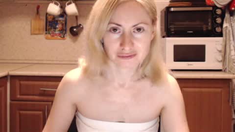 Snapshot of malenamila chatting on 10.18.25 Malena online show from 10.18.25