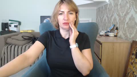 Snapshot of mallinia chatting on 04.30.26 mallinia online show from 04.30.26