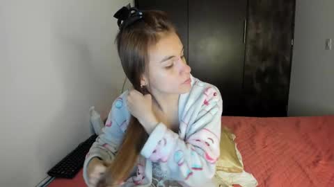 instagram  nueela   online show from 01.03.25