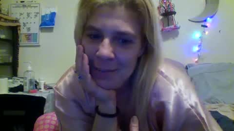 Snapshot of mandilube39 chatting on 02.02.25 mindy22 online show from 02.02.25