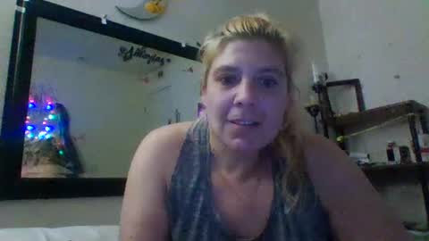 Snapshot of mandilube39 chatting on 03.02.25 mindy22 online show from 03.02.25