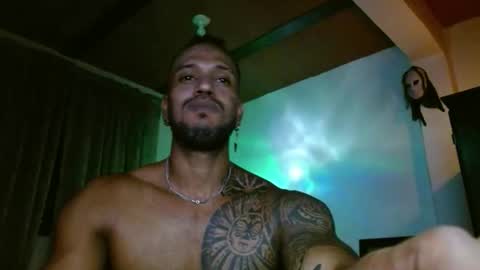 Snapshot of manolofitt chatting on 11.19.25 Manolo online show from 11.19.25