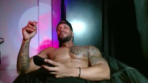 Snapshot of manolofitt chatting on 12.20.25 Manolo online show from 12.20.25