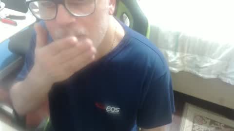 Snapshot of manotcheblu chatting on 10.31.25 manotcheblu online show from 10.31.25