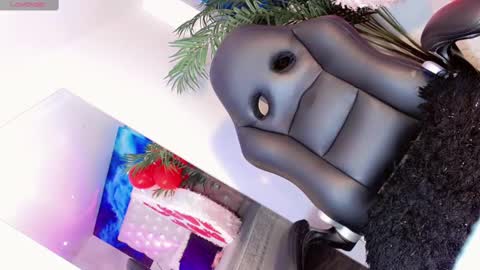 Snapshot of manuela_kingsley chatting on 02.15.25 Manuela Kingsley online show from 02.15.25