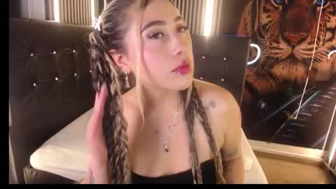 Snapshot of manuelaveelez chatting on 11.05.25 Manuela online show from 11.05.25