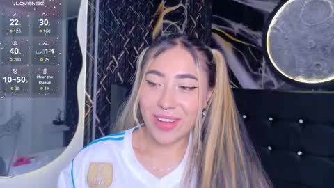 Snapshot of manuelaveelez chatting on 11.30.25 Manuela online show from 11.30.25