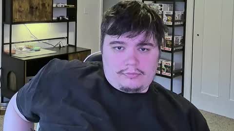 Snapshot of manyfacese chatting on 11.17.25 kyle online show from 11.17.25