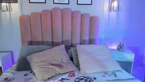 Snapshot of mara_swan_ chatting on 11.01.25 MARA online show from 11.01.25