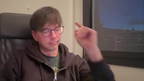 Snapshot of maracatu76 chatting on 12.18.25 Maracatu online show from 12.18.25