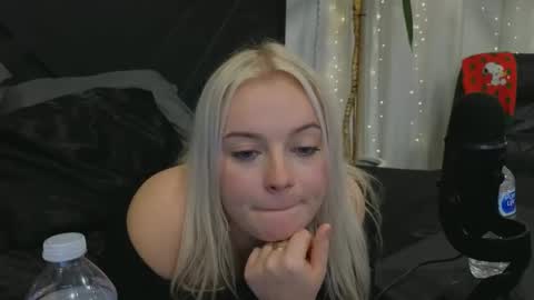 Snapshot of margot_robbie7 chatting on 12.23.24 margot_robbie7 online show from 12.23.24