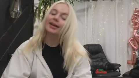 Snapshot of margot_robbie7 chatting on 02.14.25 margot_robbie7 online show from 02.14.25