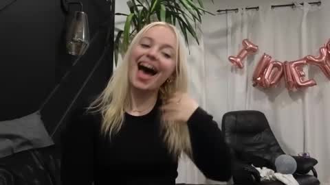 Snapshot of margot_robbie7 chatting on 02.16.25 margot_robbie7 online show from 02.16.25