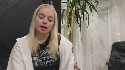 Snapshot of margot_robbie7 chatting on 02.17.25 margot_robbie7 online show from 02.17.25
