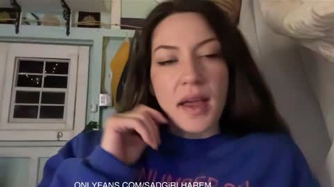 Snapshot of mari_and_jandro chatting on 10.24.25 Mari online show from 10.24.25