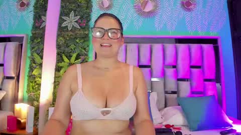 Snapshot of mari_cooper1 chatting on 05.31.26 Mari online show from 05.31.26