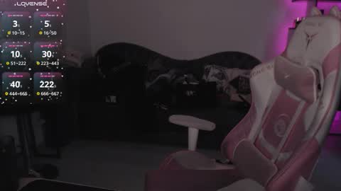 Snapshot of mari_moore7 chatting on 11.17.25 mari moore online show from 11.17.25