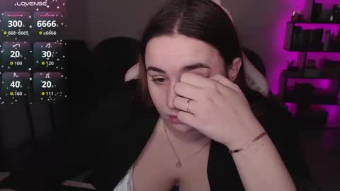 Snapshot of mari_moore7 chatting on 12.02.25 mari moore online show from 12.02.25