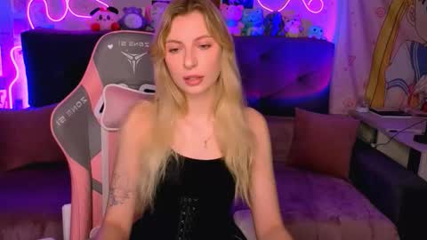 Snapshot of maria_hunt chatting on 10.22.25 Maria online show from 10.22.25