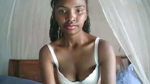 Snapshot of mariah586 chatting on 11.19.25 Maria online show from 11.19.25