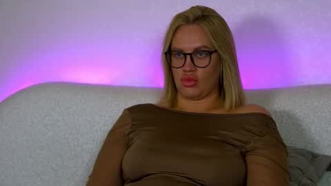 Snapshot of marianeumann chatting on 10.23.25 Maria online show from 10.23.25