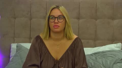 Snapshot of marianeumann chatting on 11.20.25 Maria online show from 11.20.25