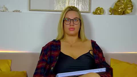 Snapshot of marianeumann chatting on 11.21.25 Maria online show from 11.21.25