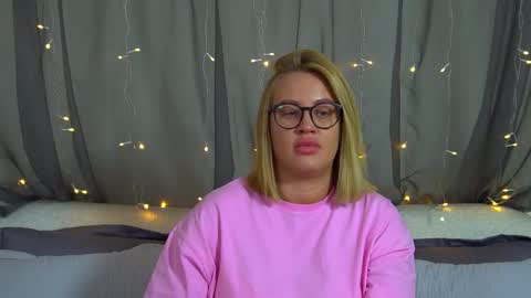 Snapshot of marianeumann chatting on 11.22.25 Maria online show from 11.22.25