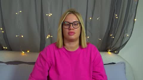 Snapshot of marianeumann chatting on 11.23.25 Maria online show from 11.23.25