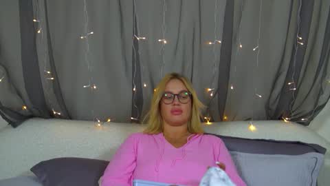 Snapshot of marianeumann chatting on 11.26.25 Maria online show from 11.26.25