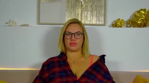 Snapshot of marianeumann chatting on 11.28.25 Maria online show from 11.28.25