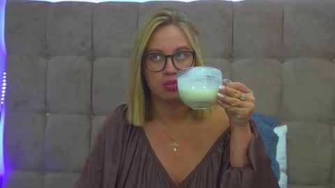 Snapshot of marianeumann chatting on 11.29.25 Maria online show from 11.29.25