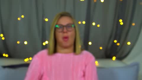 Snapshot of marianeumann chatting on 11.30.25 Maria online show from 11.30.25