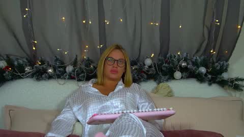 Snapshot of marianeumann chatting on 12.03.25 Maria online show from 12.03.25