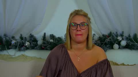 Snapshot of marianeumann chatting on 12.15.25 Maria online show from 12.15.25