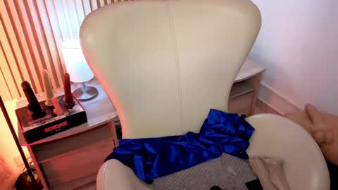 Marian Love  online show from 10.04.25