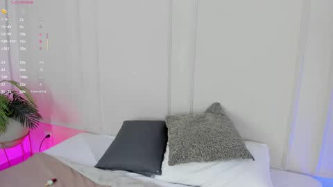 Snapshot of mariapettit chatting on 11.14.25 Maria Pettit online show from 11.14.25