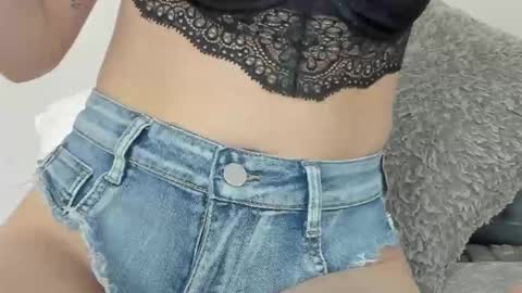 Snapshot of mariapettit chatting on 11.24.25 Maria Pettit online show from 11.24.25